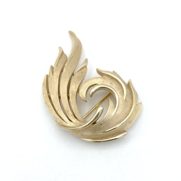 CROWN TRIFARI feather swirl brooch - vtg 1960s brushed & shiny gold-plated pin - Picture 4 of 10